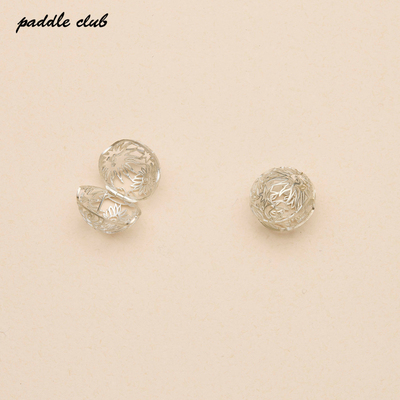 Paddle Club镂空花朵银球耳环