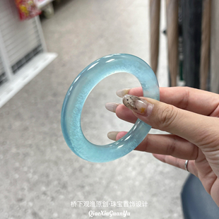 天然岫玉手镯冰种天青冻玉手镯蓝色圆条手镯水沫玉库里蓝石英岩玉