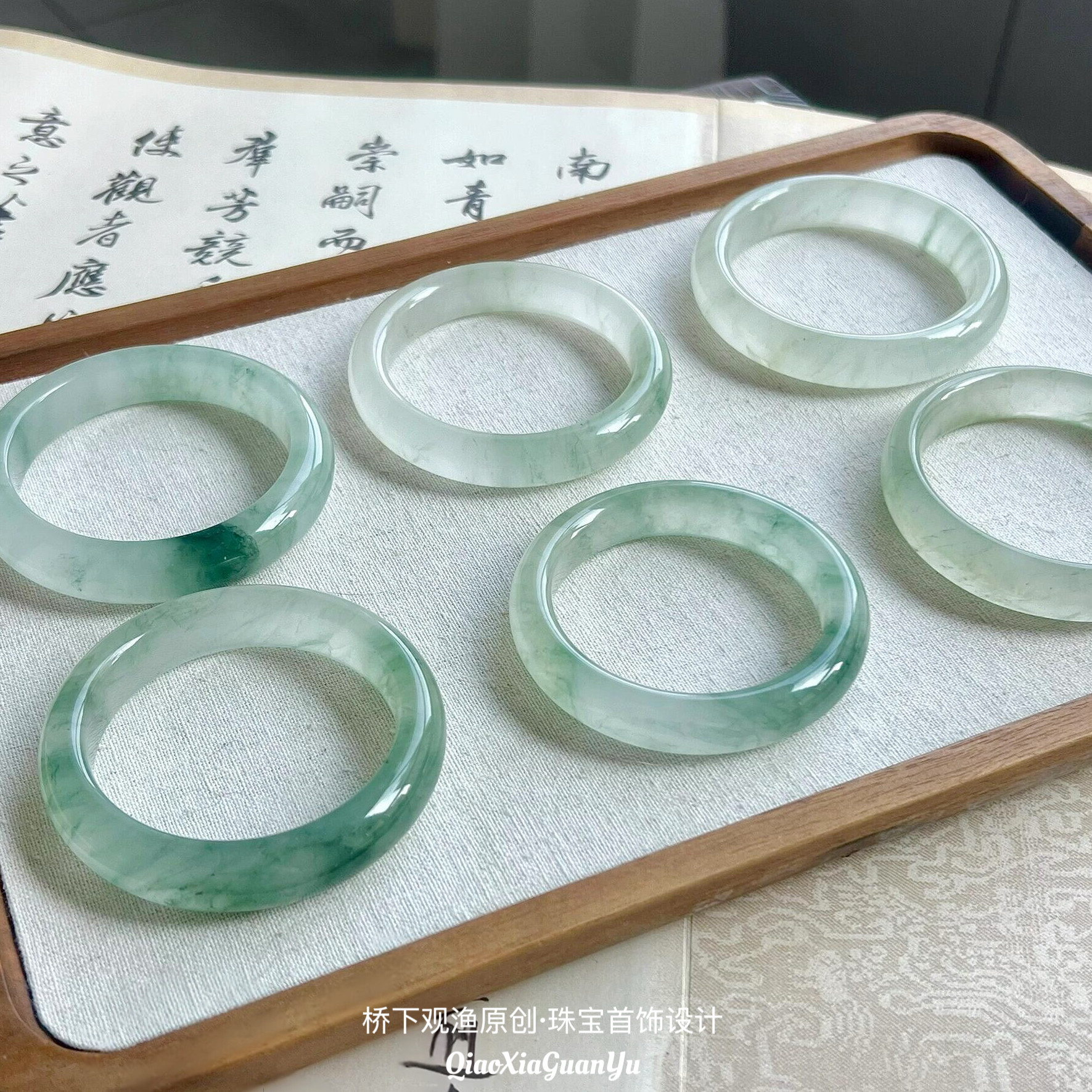 新疆天山翠天然翡翠色飘花手镯女款冰翡感玉镯冰透玉石送女友礼物