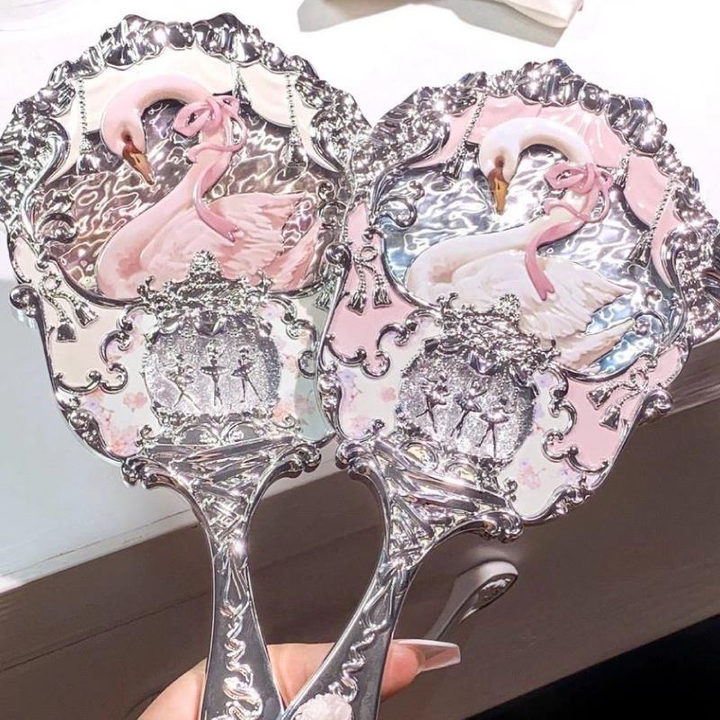 花知晓天鹅芭蕾手拿镜腮