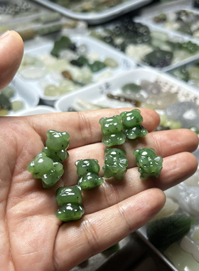 国风新中式和田玉碧玉小熊布丁维尼熊蝴蝶结天然辣绿轻奢手链吊坠