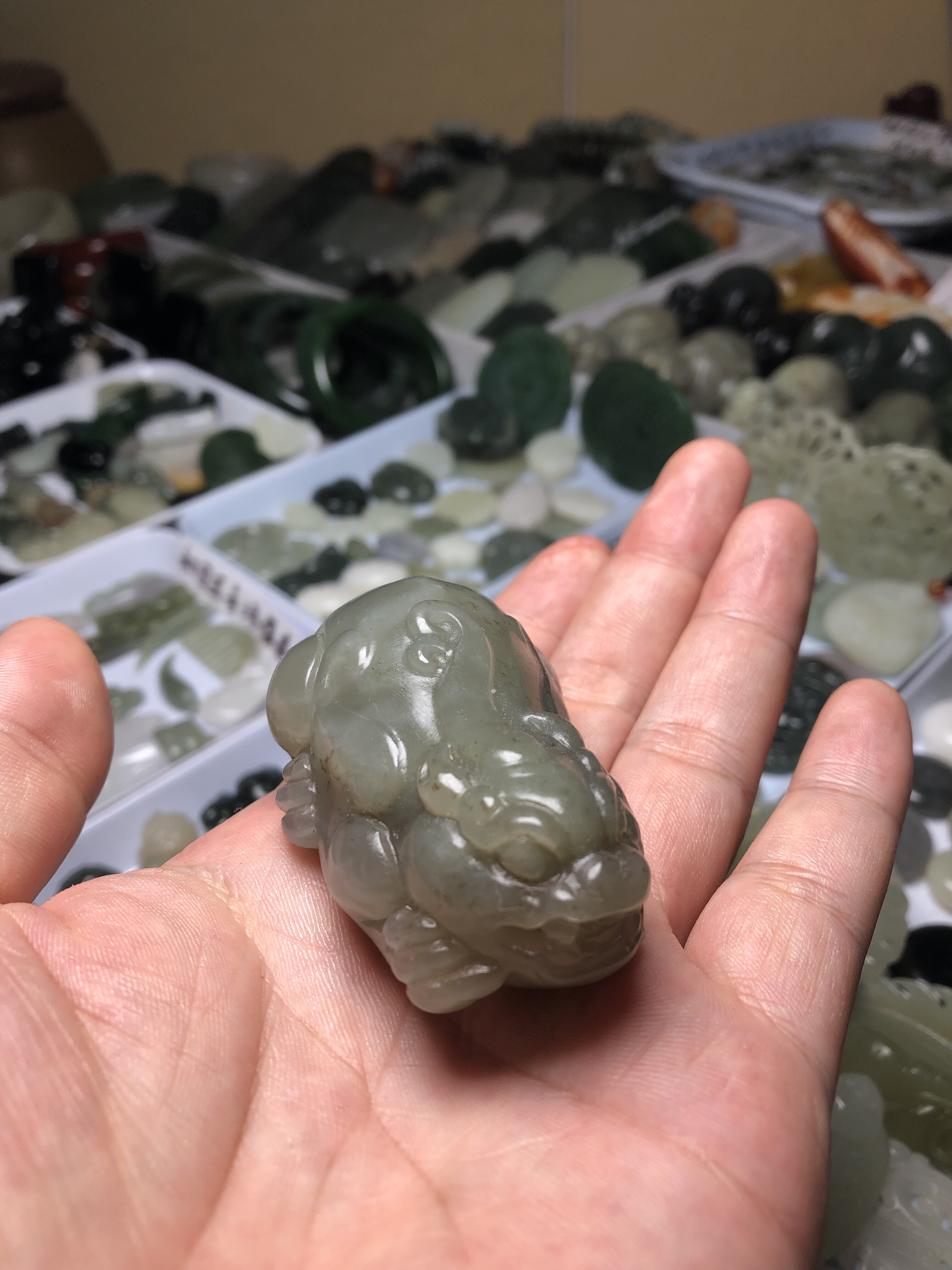 天然和田玉新疆且末料立体貔貅手把件包挂茶宠腰缠万贯家财回头