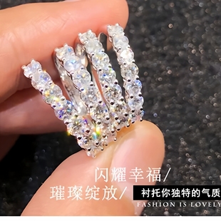 国产莫桑石小排钻V字戒指女S925银小尾戒叠戴女戒真钻简排戒护戒