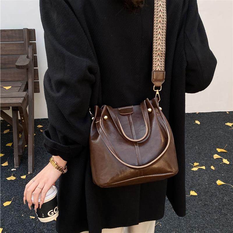 美拉德棕油蜡皮水桶包复古宽肩带包包女通勤大容量新款单肩斜挎包,箱包皮具/热销女包/男包,通用款女包,淘宝优惠券,粉丝福利购,淘宝优惠卷