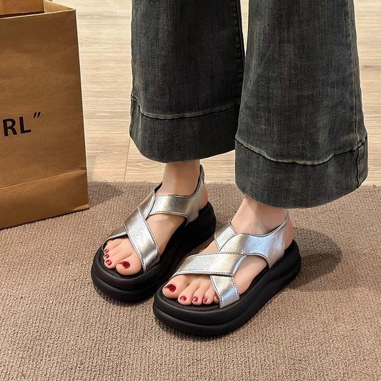 厚底凉鞋女款夏季2025新款真皮踩屎感运动舒适防滑软底孕妇沙滩鞋