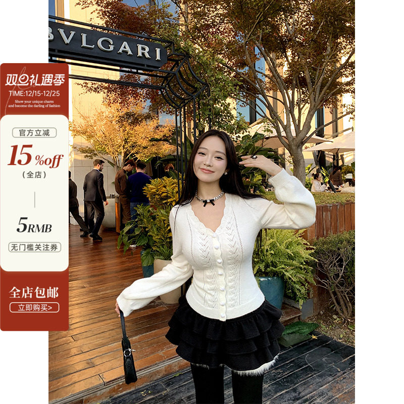 V领爱心丝绒扣镂空灯笼袖毛衣女