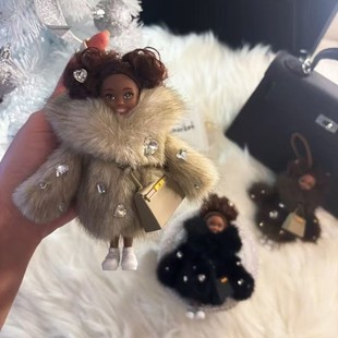 新款水钻皮草黑皮芭比娃娃獭兔毛绒包包挂件贵气凯丽秋冬挂饰女