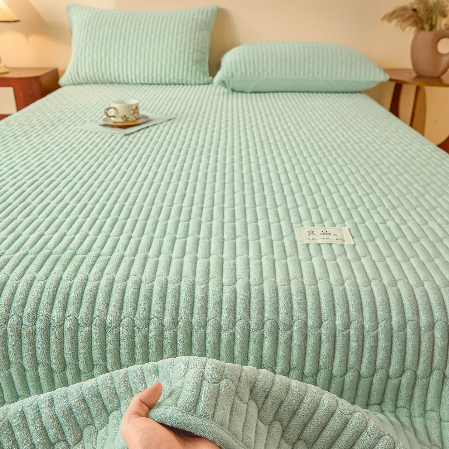 冬季加厚牛奶绒床盖2025新款A类榻榻米珊瑚绒夹棉防滑床单三件套