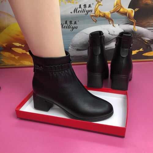 加绒皮鞋女款妈靴子秋冬短