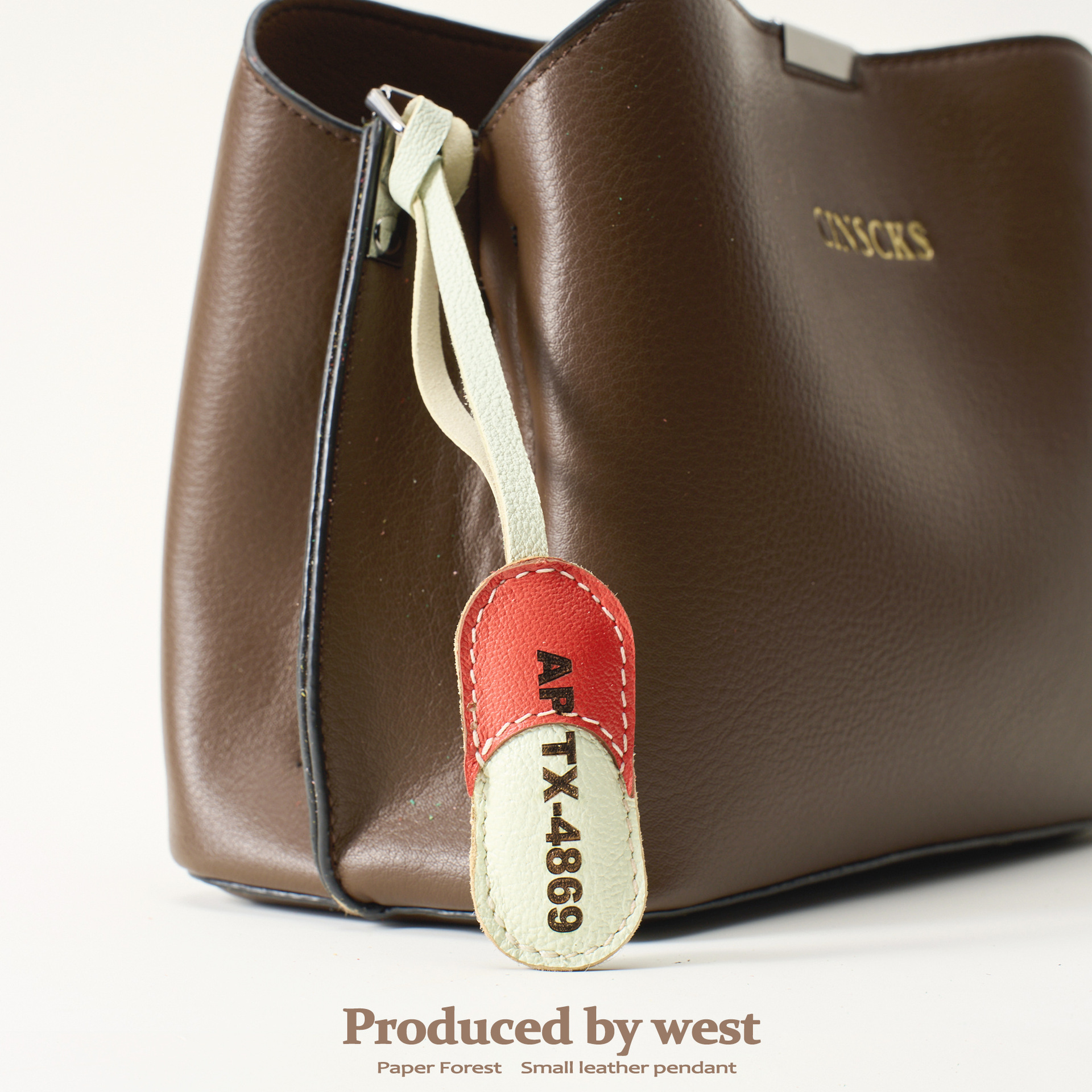 aptx药丸包包挂件新款可爱女生高级感书包背包挂饰配饰车用钥匙扣