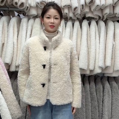 牛角扣仿羊羔毛立领皮草外套女冬季新款羊剪绒皮毛一体上衣小个子