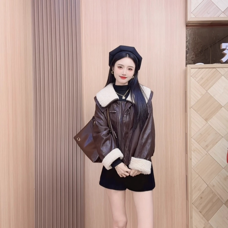 今年流行超好看爆款加绒羊羔毛领皮衣女款2025新款洋气冬装厚外套