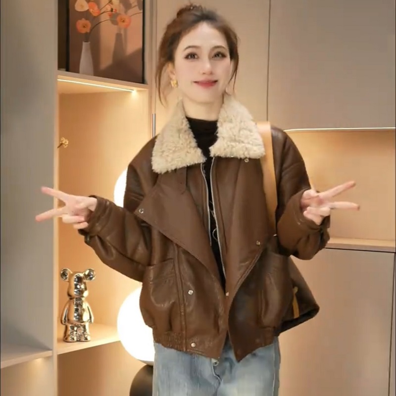 2025冬款加绒加厚翻领皮夹克女宽松羊羔毛拼接时尚皮毛一体外套女