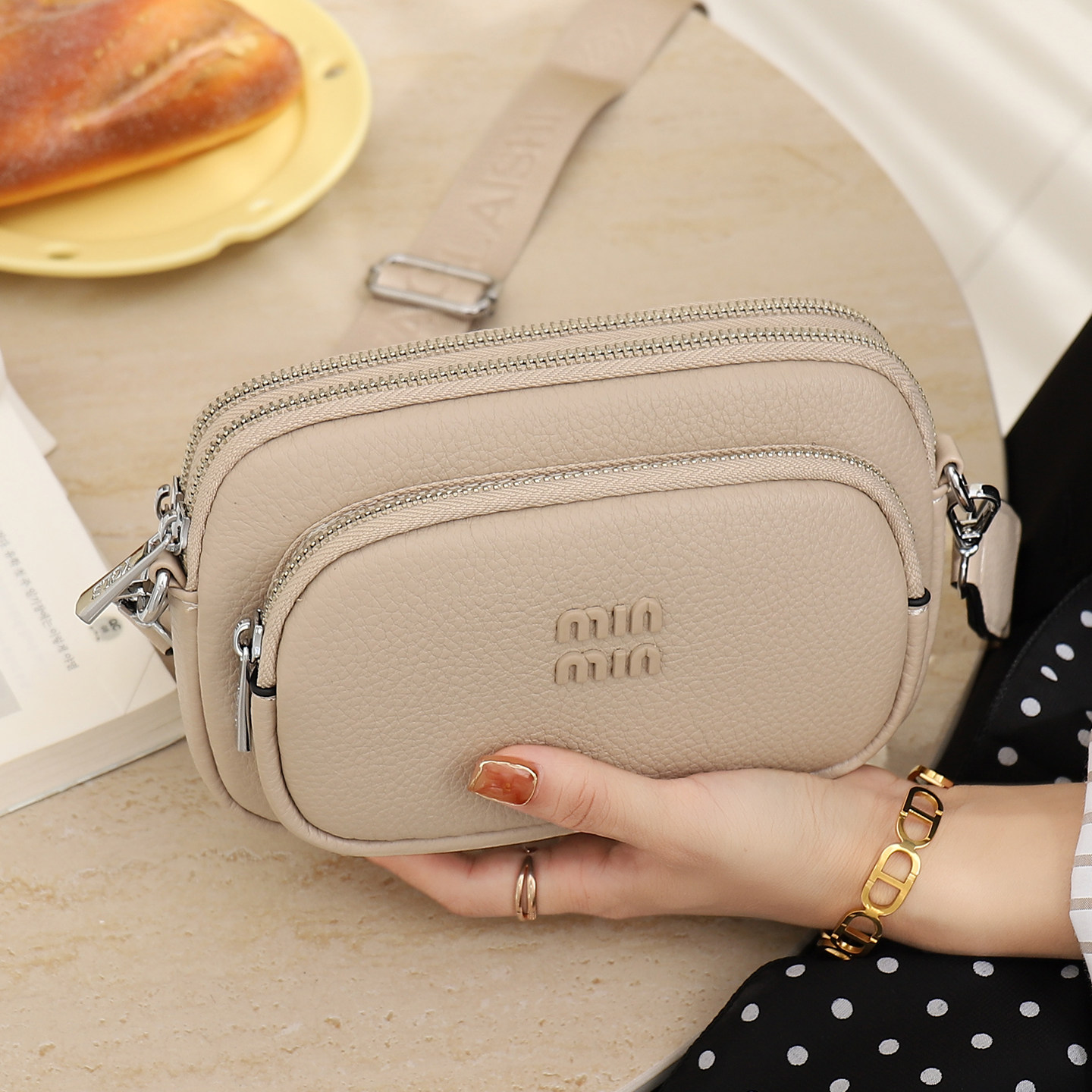 斜挎包女包2026新款简约百搭宽肩带休闲女包多层实用手机包小包包