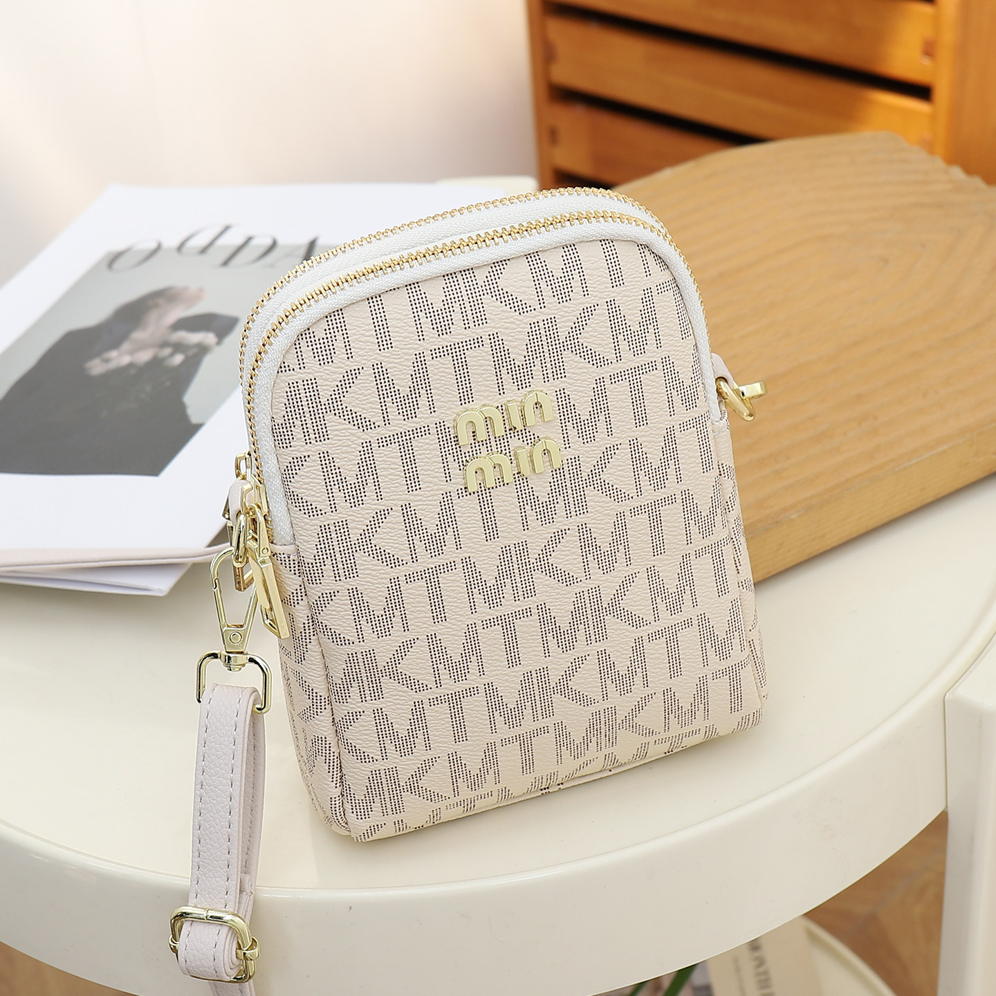 手机包女斜挎2026新款高级质感时尚字母爆款超火小包包手机小挎包