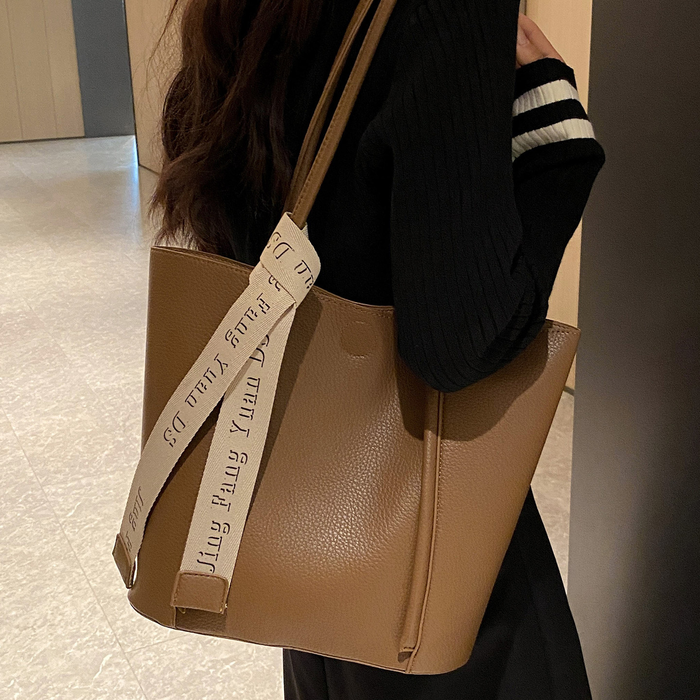 水桶包女2026新款大容量大包包托特包高级感软皮实用上班族通勤包