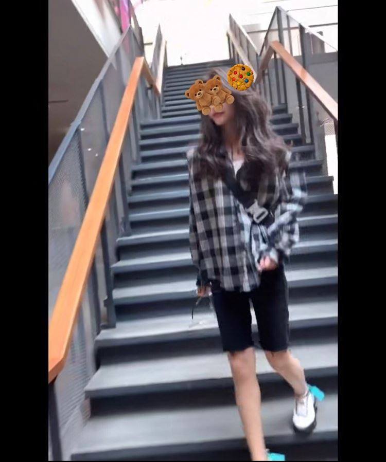 格子衬衫女2020夏新款韩版休闲上衣设计感小众长袖百搭衬衣露肩