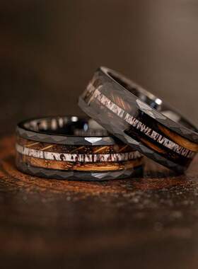 跨境爆款不锈钢戒指捶纹电黑戒指镶化石纹钨金戒指欧美热销指环