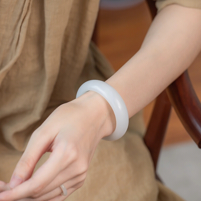 新疆和田玉羊脂白玉宽圆条籽料手镯贵妃平安镯少女年轻款一物一证