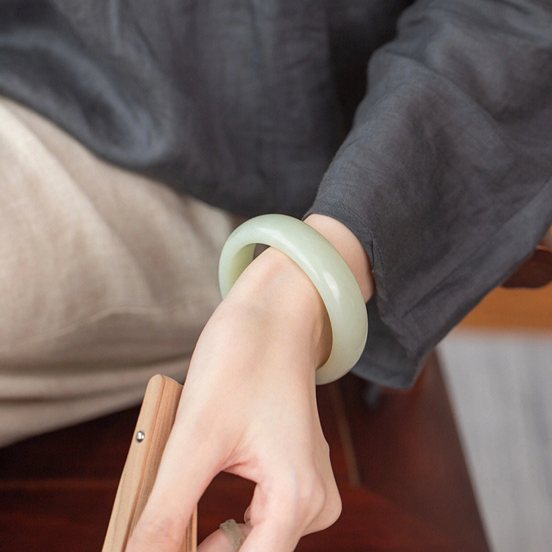 新款新疆和田玉青白玉手镯正品且末白玉宽圆条少女款旺夫镯送女友