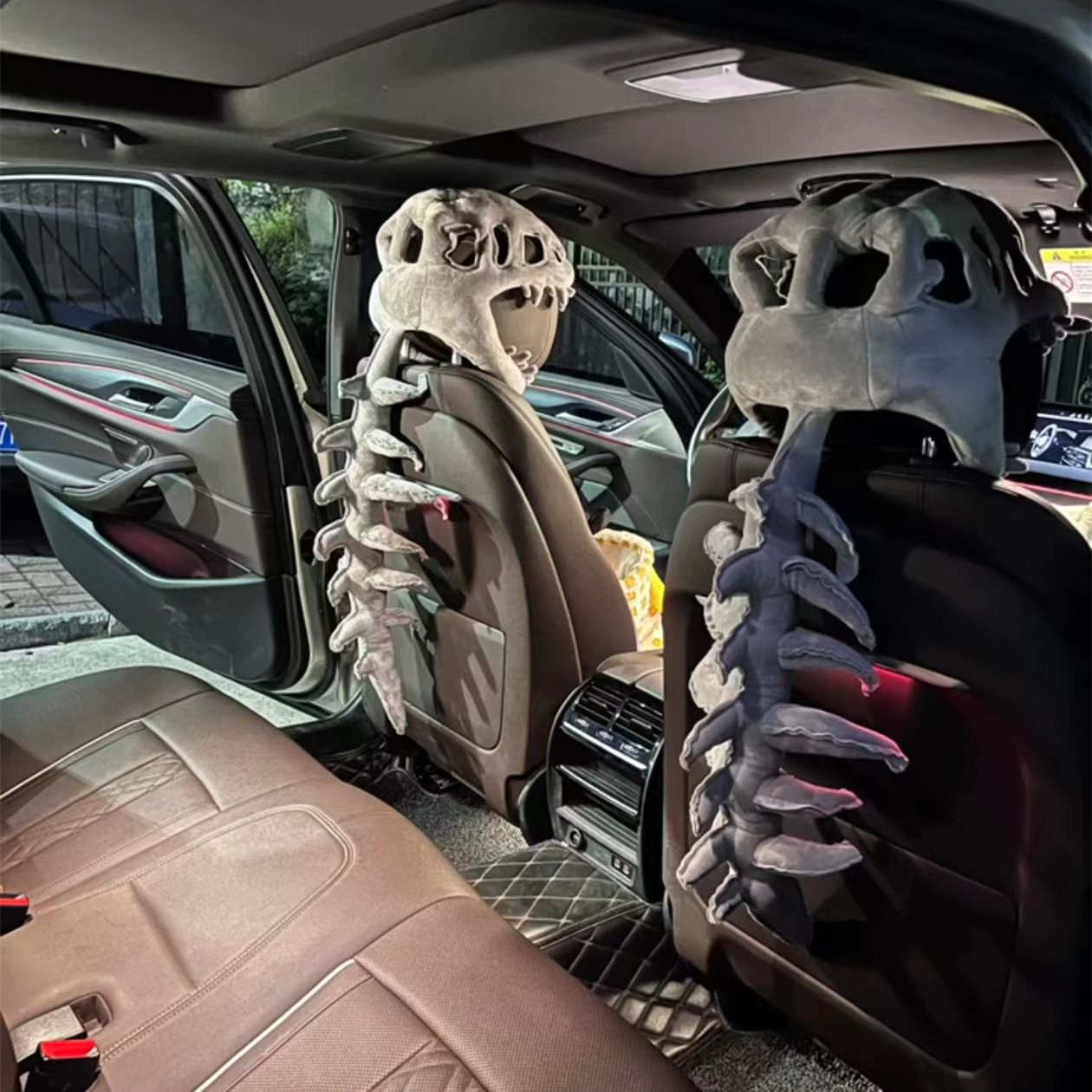 恐龙头盔汽车装饰品摆件个性创意车载抱枕毛绒公仔玩偶新车礼物