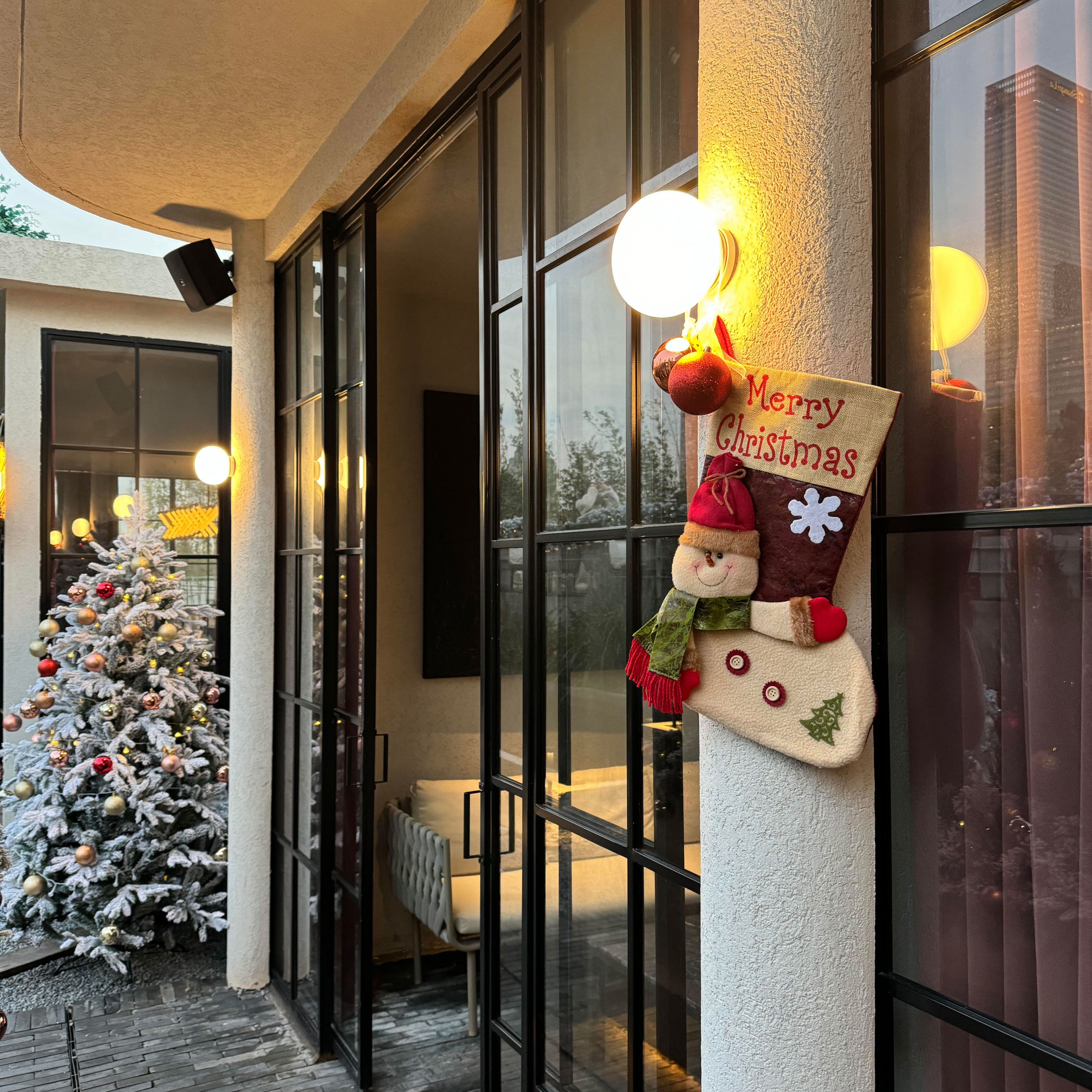 圣诞装饰店铺场景布置氛围感门牌挂饰商场橱窗造景圣诞老人袜玩偶