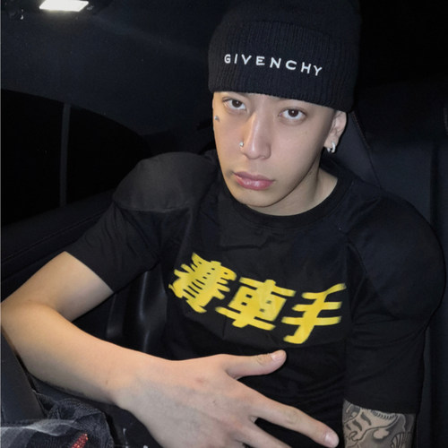 说唱歌手CashTrippy赛车手垫肩