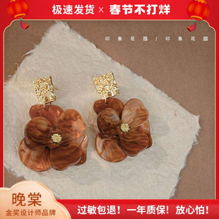 印象花园 森林一丛法式复古亚克力花朵纯白之美茶色烟雨耳钉A062