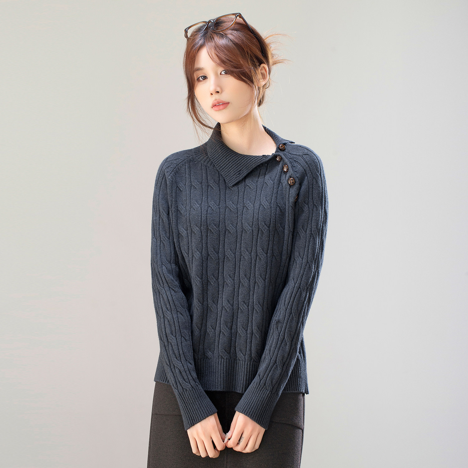 老钱风斜领麻花纹针织衫女春秋2026年新款长袖纽扣设计感毛衣上衣