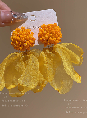 超仙黄色雪球花朵耳钉女2024新款爆款网红耳环高级感轻奢气质耳饰