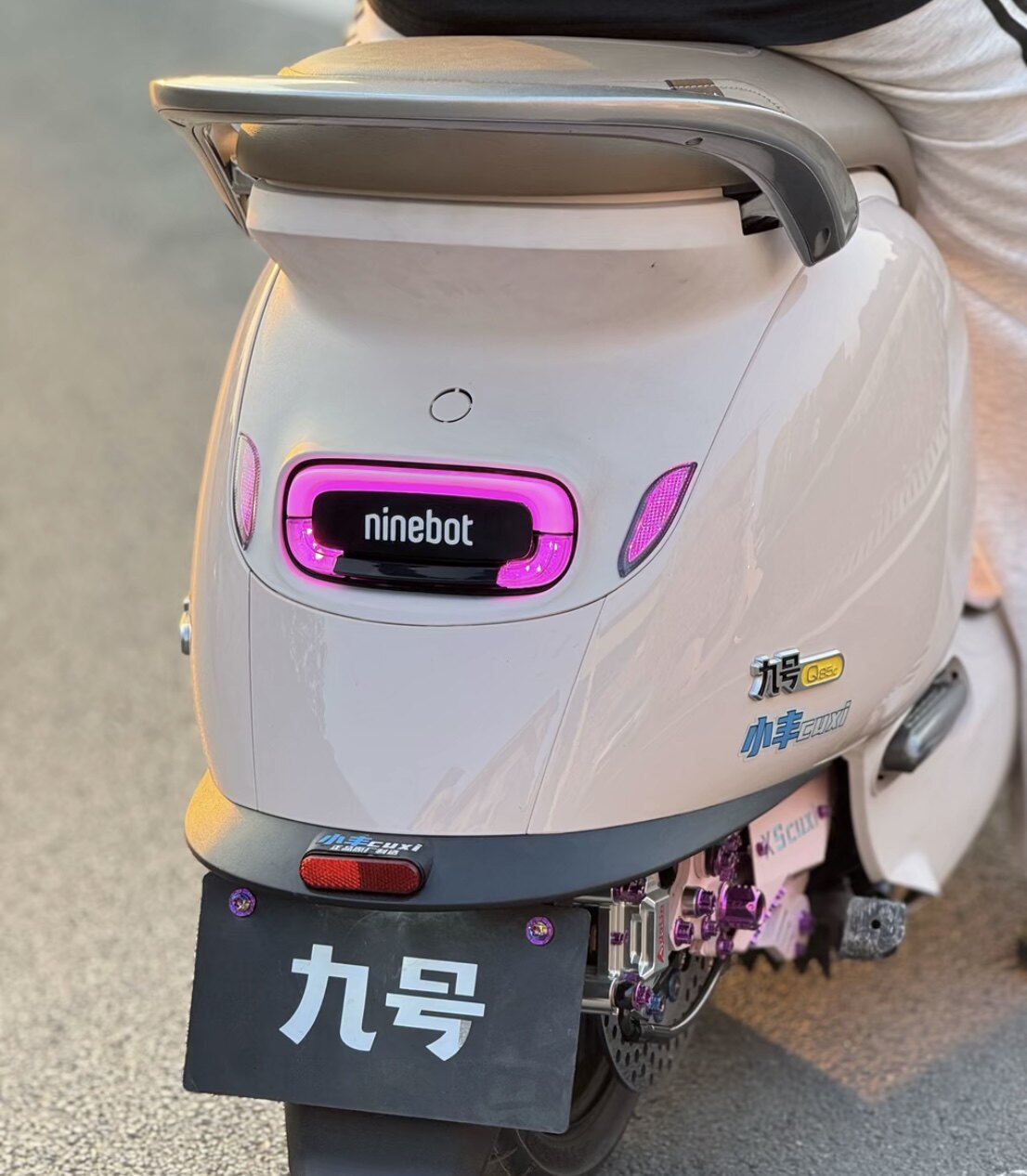 九号尾灯q系列小q波斯顿7.0字体发光q30c带转向灯q80c q85c qzmi