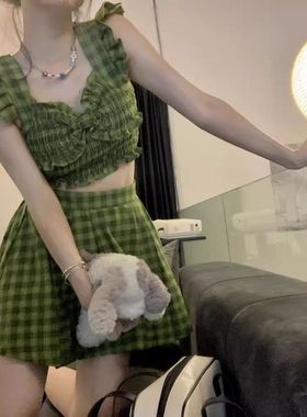 甜辣风绿色套装女格子褶皱小飞袖吊带上衣夏季百褶短裙两件套装女