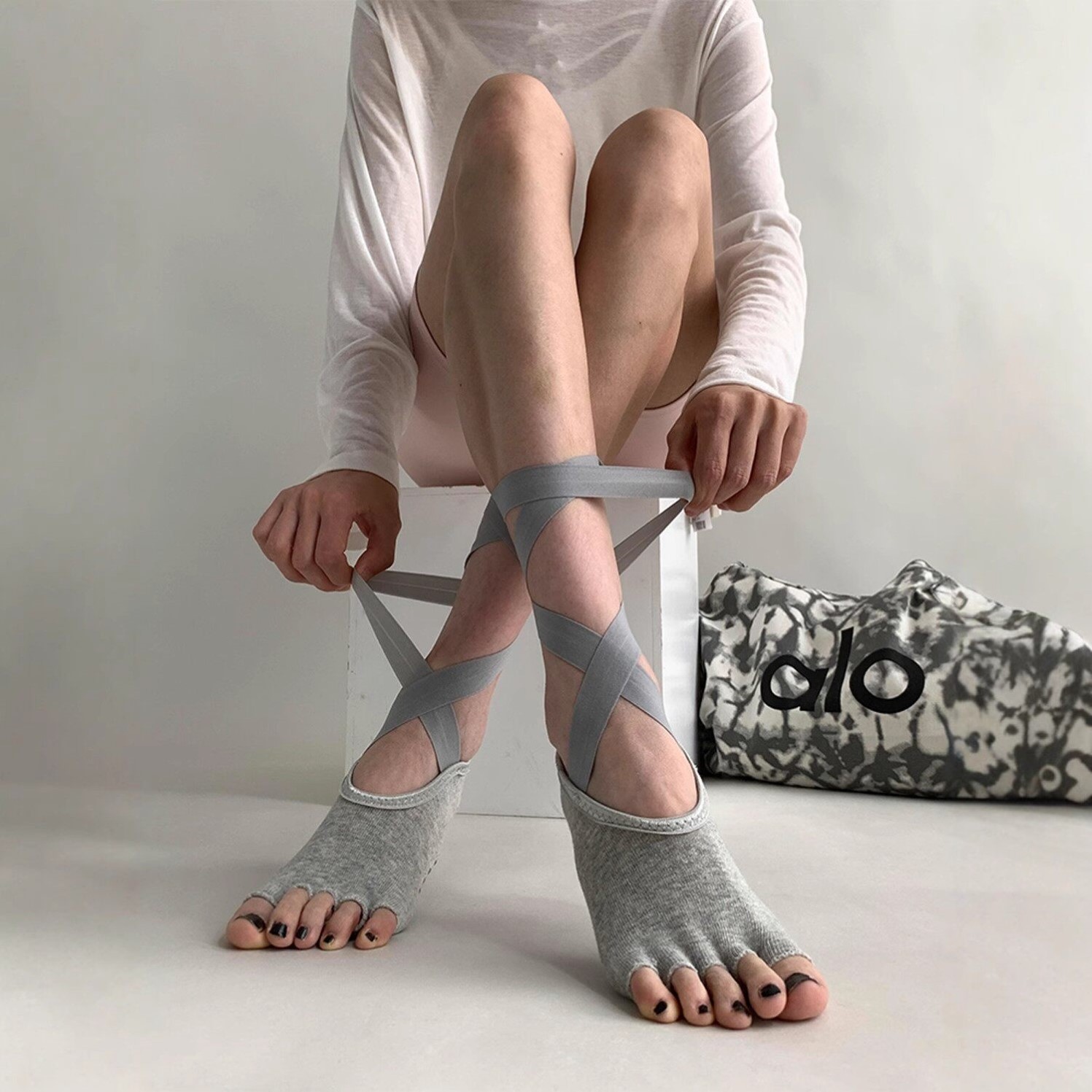妈耶!绑带瑜伽袜也太miu了吧~超显腿细!防滑瑜伽普拉提五指袜~