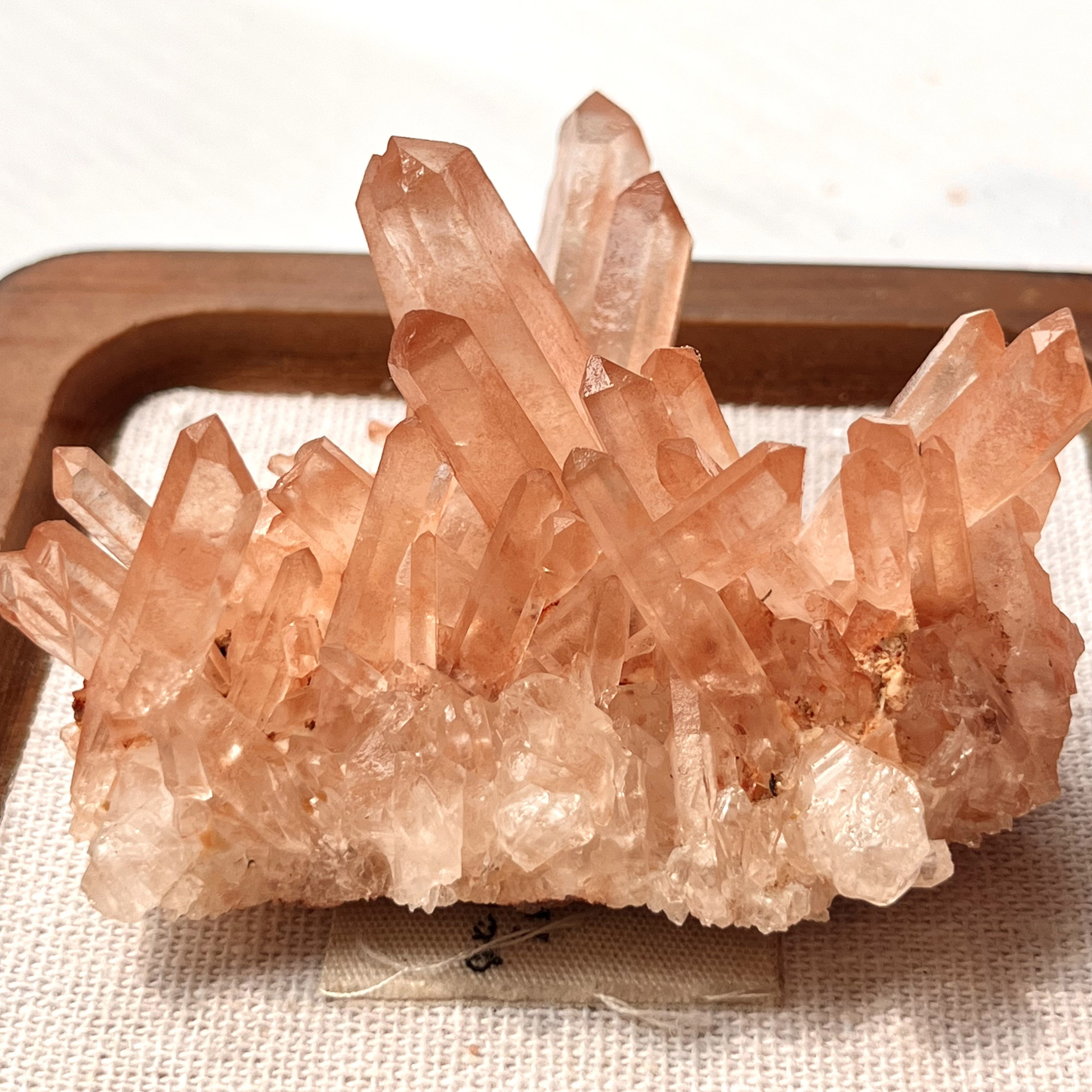 天然红皮水晶小晶簇摆件巴西原石原矿标本消磁家居装饰办公摆件