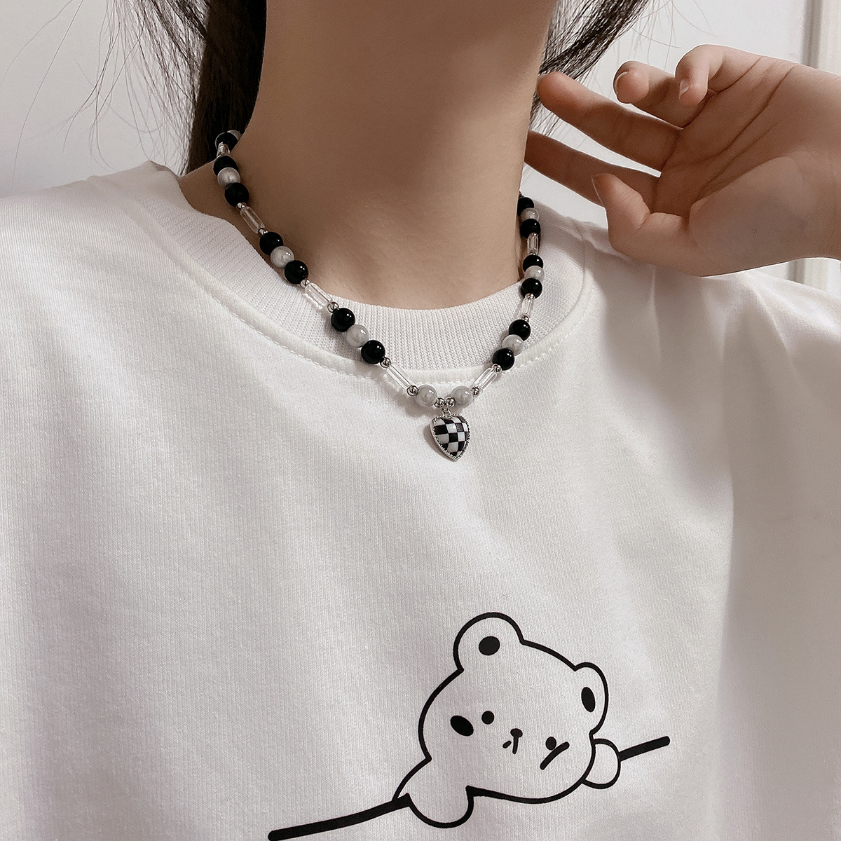 小众棋盘格爱心吊坠反光珍珠拼接项链女ins风黑白嘻哈卫衣毛衣链