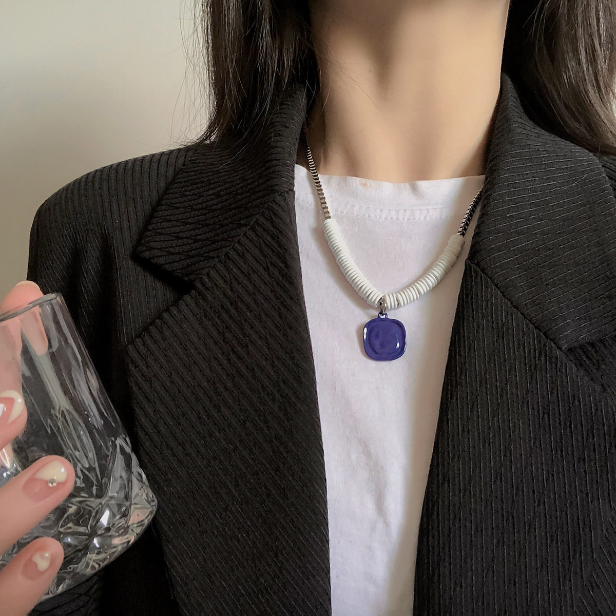 克莱因蓝方牌吊坠白色串珠钛钢项链ins嘻哈风简约百搭毛衣卫衣链