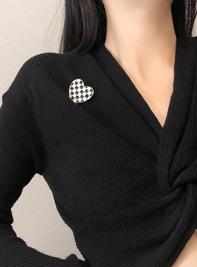 心形黑白棋盘格胸针毛衣卫衣西服
