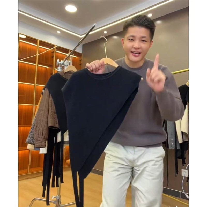 黑色针织披肩外搭小坎肩斜肩不规则毛衣慵懒高级感马甲时尚叠穿女