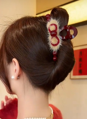 高级感精致珠珠红色毛毛抓夹2025新款后脑勺发夹秋冬鲨鱼夹子头饰