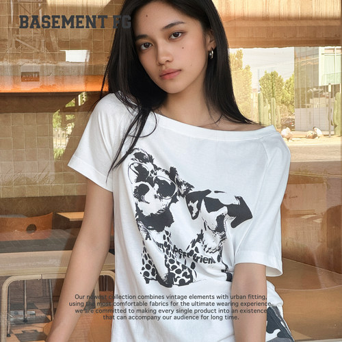 BASEMENTFG新款狗狗印花斜肩短袖T恤女宽松白色上衣261020547005