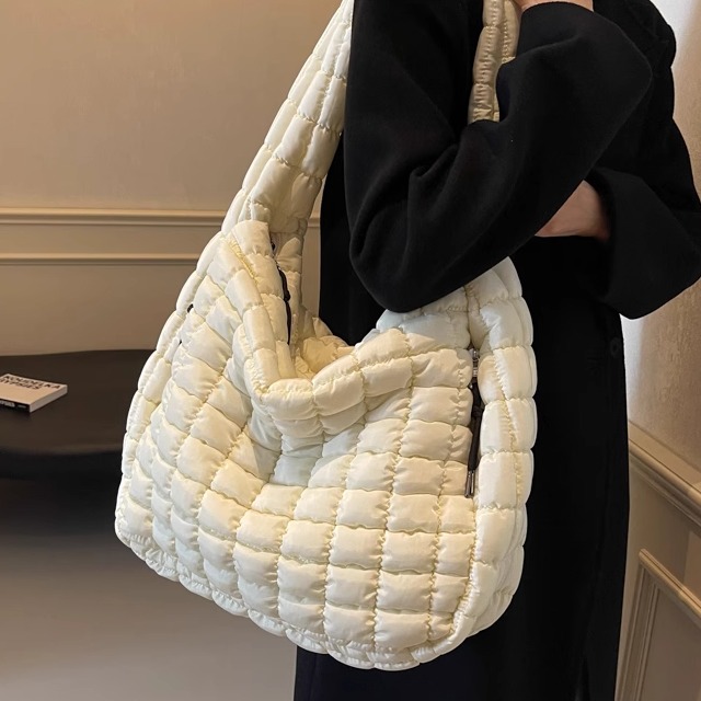 慵懒风羽绒包2025新款棉服托特包包女大容量云朵褶皱包斜挎饺子包
