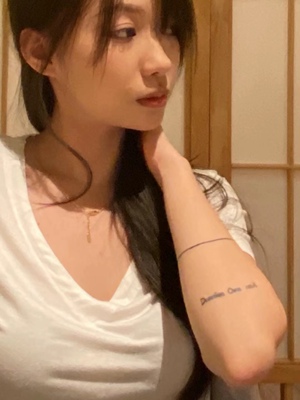 Devo of den官方辣妹修身v领白t恤女 祁山明栗子同款