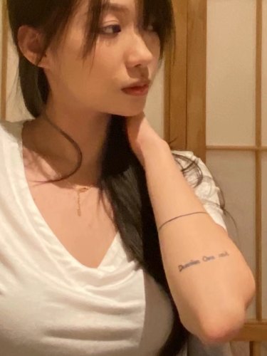 Devo of den官方辣妹修身v领白t恤女 祁山明栗子同款