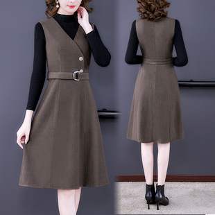 毛呢背心连衣裙2025年新款收腰显瘦女装秋冬打底背带裙子两件套