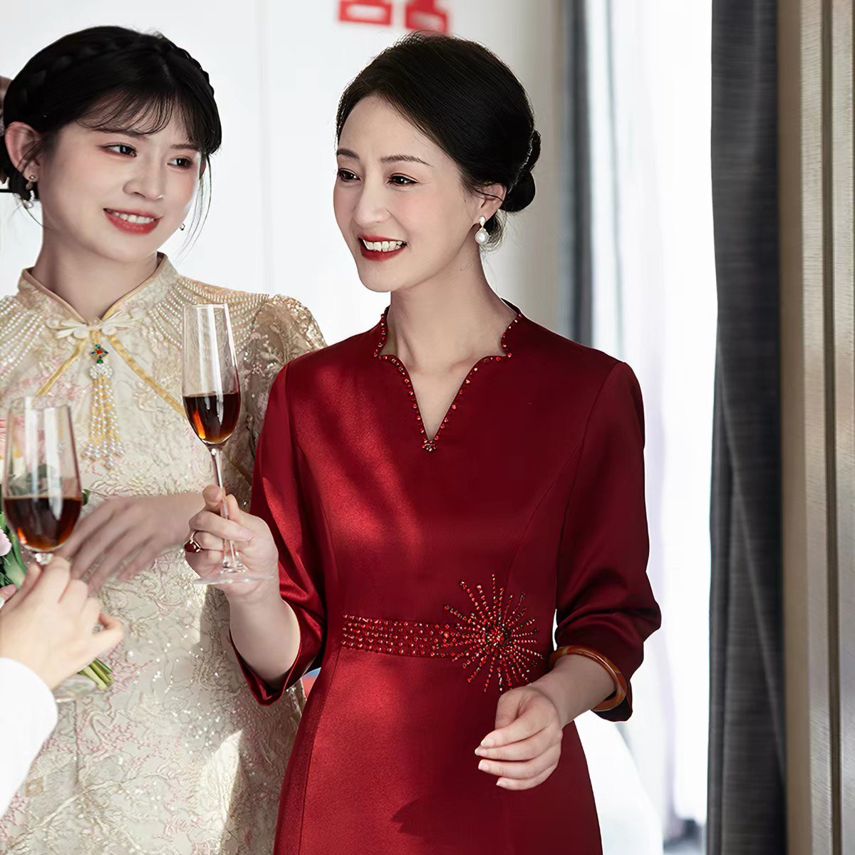红色缎面婆婆婚宴旗袍高贵夏季