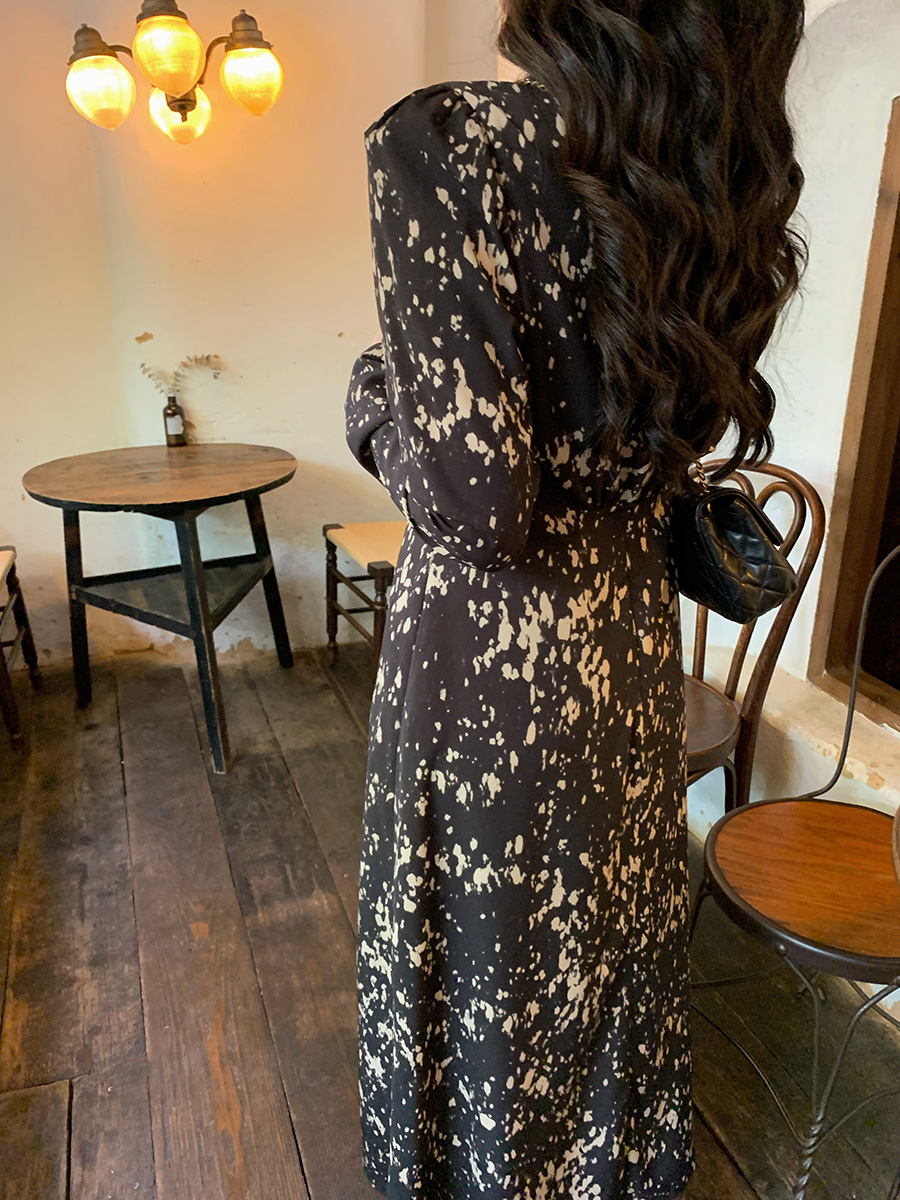 任小艺初春气质复古v领长袖碎花连衣裙收腰显瘦2023新款打底长裙