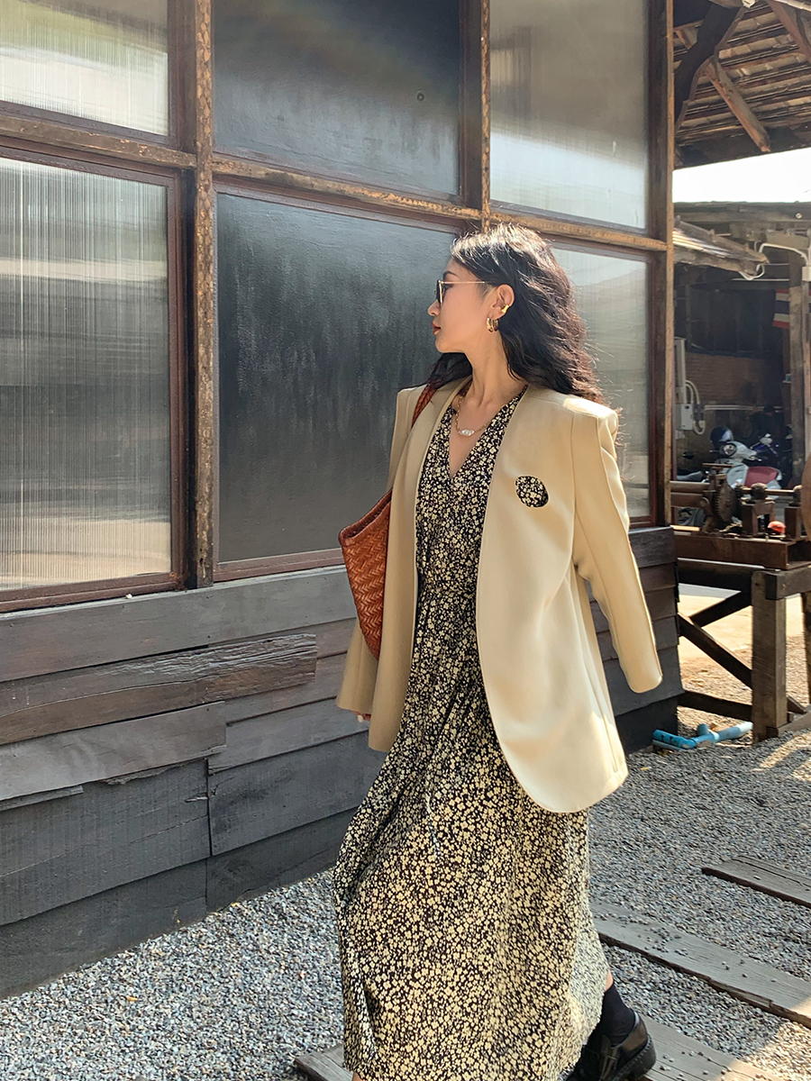 任小艺破洞黑色复古休闲西装外套女设计感小众2023新款春长袖西服