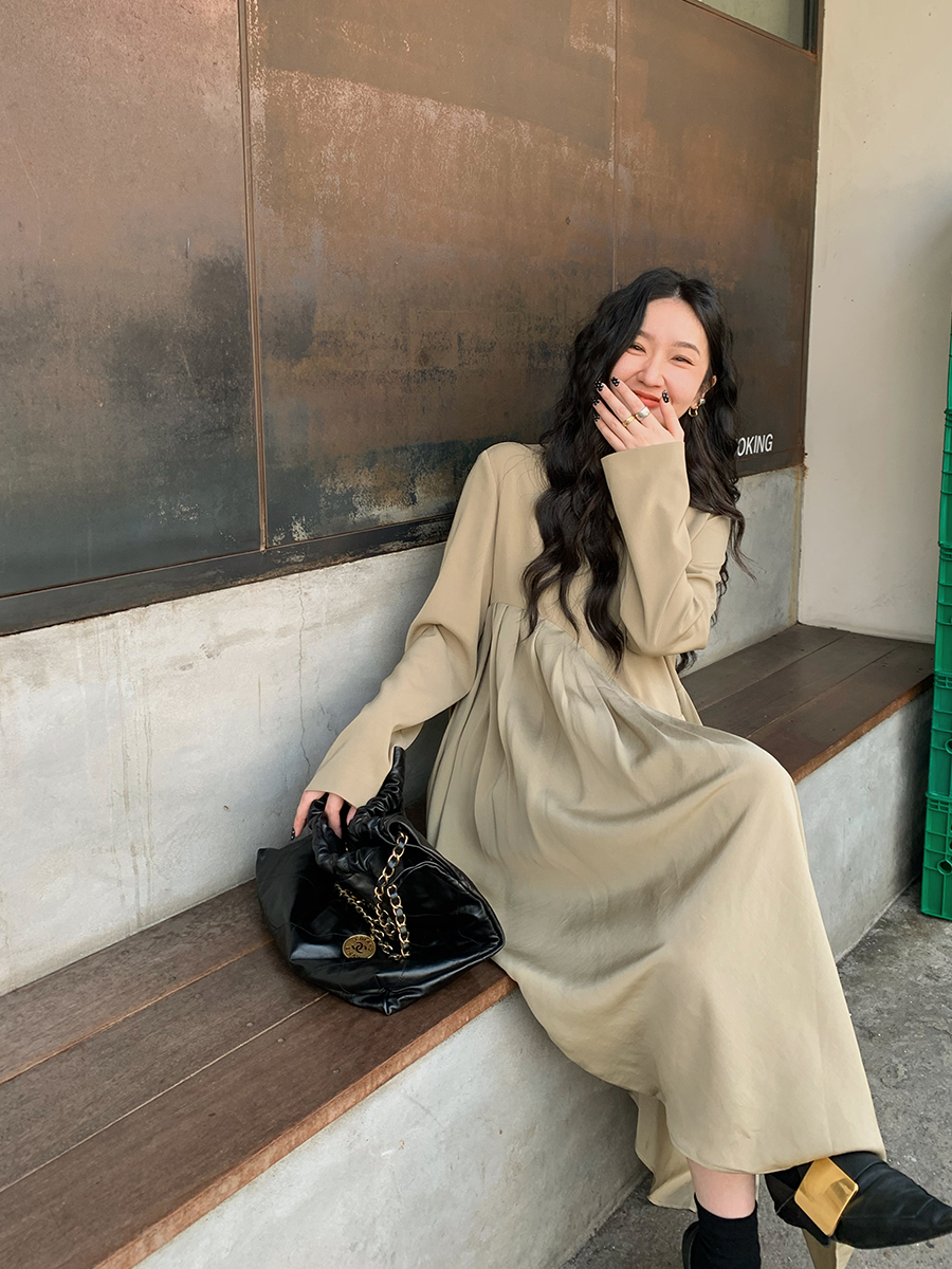 任小艺设计感小众风琴拼接百褶连衣裙2023秋冬新款长袖纯色打底裙