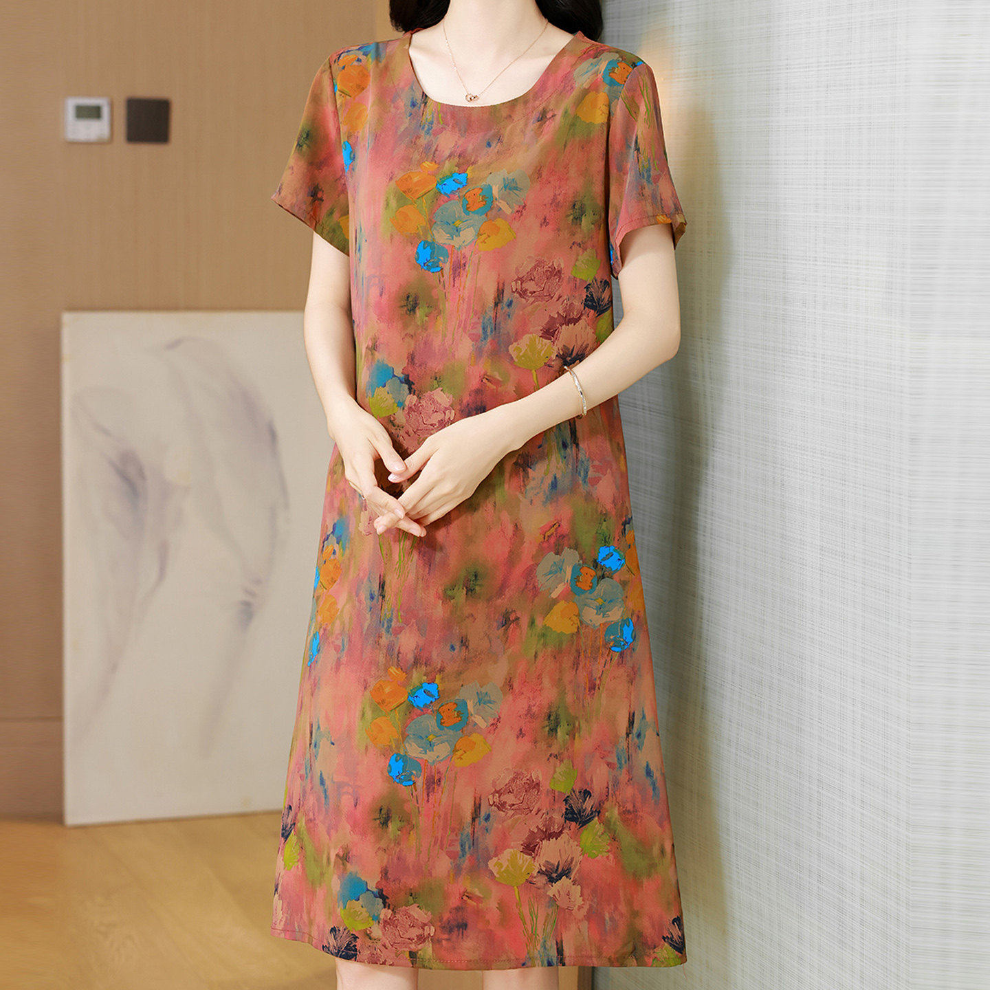 夏季新款洋气真丝连衣裙女中老年妈妈宽松显瘦中长款圆领碎花裙子