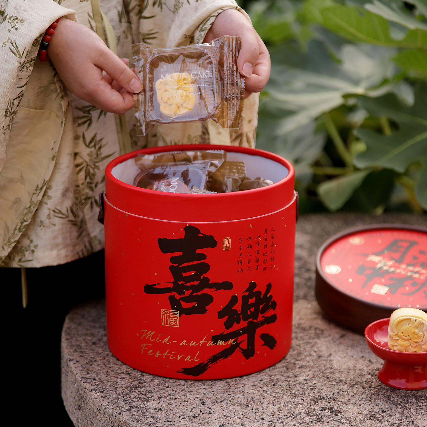 2026新书法字月饼礼盒8粒高级感轻奢圆桶中秋送人手提包装盒圆盒
